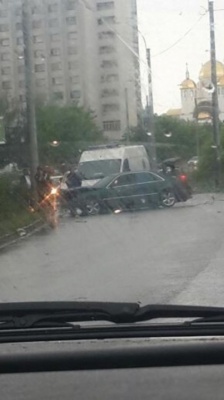 У Чернівцях з автомобіля вилетів двигун після зіткнення через невдалий обгін - фото