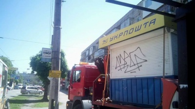 У Чернівцях інспекція Обшанського демонтувала газетний кіоск на Комарова