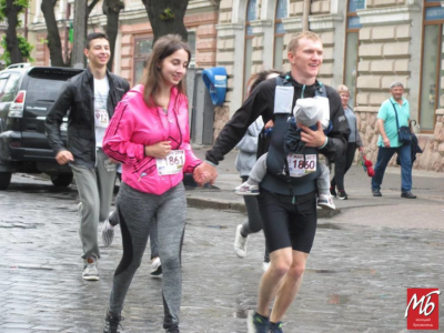 Бігли і вагітні, й літні люди: у центрі Чернівців влаштували марафон на підтримку миру - фото