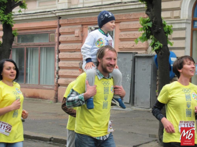 Бігли і вагітні, й літні люди: у центрі Чернівців влаштували марафон на підтримку миру - фото