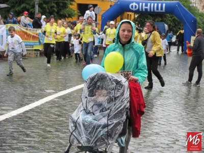 Бігли і вагітні, й літні люди: у центрі Чернівців влаштували марафон на підтримку миру - фото