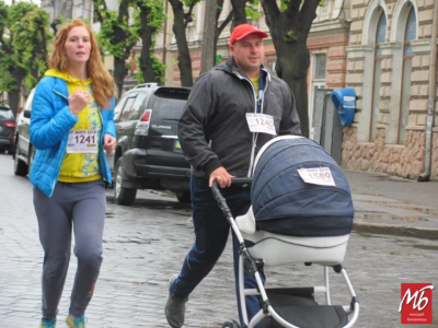 Бігли і вагітні, й літні люди: у центрі Чернівців влаштували марафон на підтримку миру - фото
