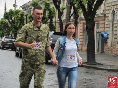 Бігли і вагітні, й літні люди: у центрі Чернівців влаштували марафон на підтримку миру - фото