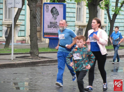 Бігли і вагітні, й літні люди: у центрі Чернівців влаштували марафон на підтримку миру - фото