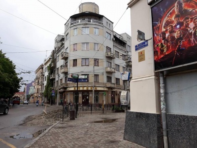 Купа гравію в центрі міста: комунальники залишили будматеріали біля кінотеатру «Чернівці»
