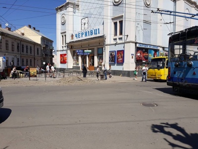 Купа гравію в центрі міста: комунальники залишили будматеріали біля кінотеатру «Чернівці»