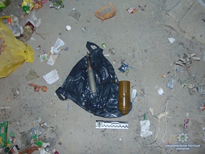 Граната в пакеті: у Кіцмані мешканців будинку шокувала знахідка у смітнику - фото