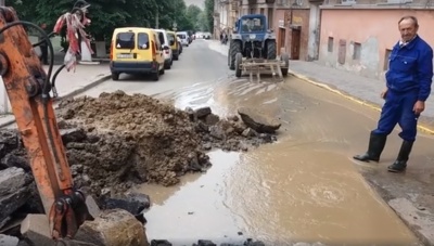 Вулицю в центрі Чернівців залило водою: прорвало мережу - відео