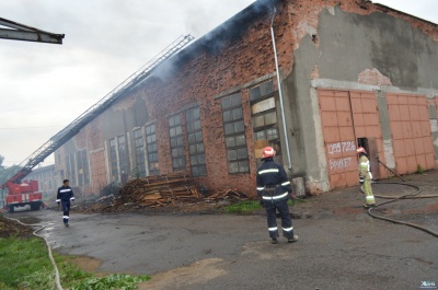 На Буковині рятувальники ліквідували масштабну пожежу на покрівлі пилорами