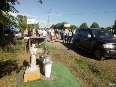 На трасі під Чернівцями утворився значний затор - люди заблокували рух