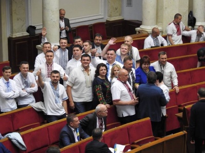 День Вишиванки: політики похвалились традиційними українськими сорочками – фото