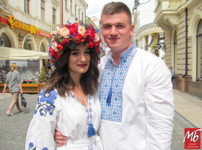 День вишиванки: тисячі чернівчан вийшли на вулиці міста у народному одязі - фото