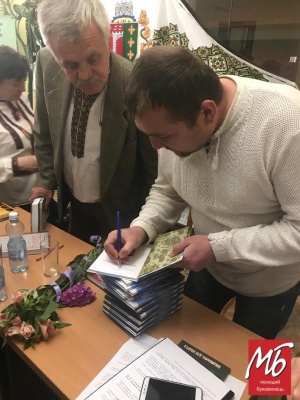 «Вишиванка для кіборга»: у Чернівцях презентували книгу про національний одяг, що рятує воїнів