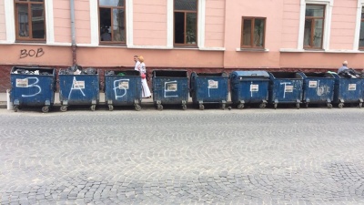 «Заберіть!»: на скандальних сміттєвих баках у центрі Чернівців з’явився напис