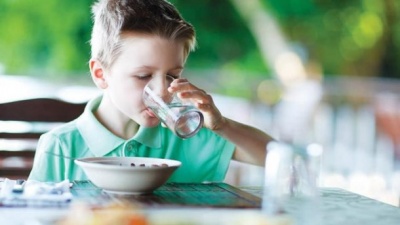 Чи можна пити воду під час їжі: цікаві факти від Супрун