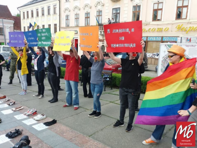 У центрі Чернівців активісти з ЛГБТ-прапорами розпочали акцію проти гомофобії - фото