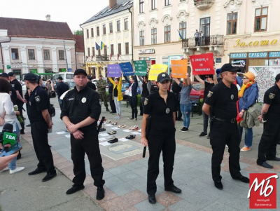 У центрі Чернівців активісти з ЛГБТ-прапорами розпочали акцію проти гомофобії - фото