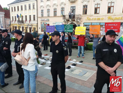 У центрі Чернівців активісти з ЛГБТ-прапорами розпочали акцію проти гомофобії - фото