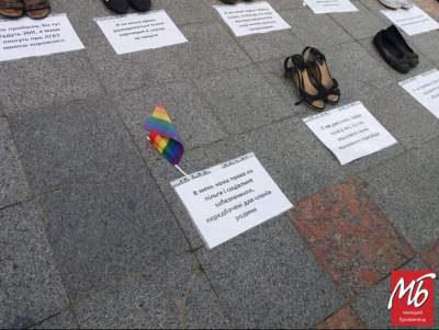 У центрі Чернівців активісти з ЛГБТ-прапорами розпочали акцію проти гомофобії - фото