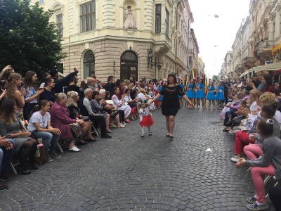 У центрі Чернівців «сонячні діти» дефілювали у вишиванках - фото