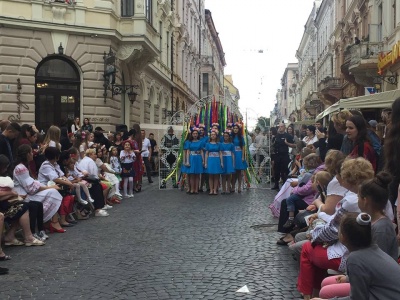 У центрі Чернівців «сонячні діти» дефілювали у вишиванках - фото