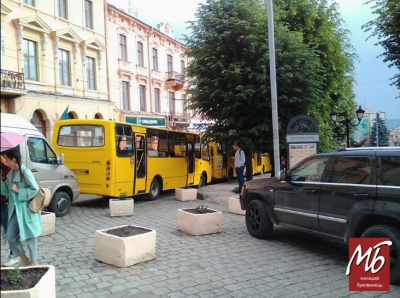 У Чернівцях перевізники пригнали маршрутки до міськради: вимагають підняття тарифу