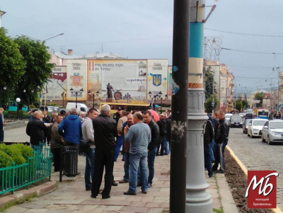 У Чернівцях перевізники пригнали маршрутки до міськради: вимагають підняття тарифу