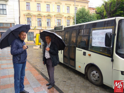 У Чернівцях понад 100 водіїв маршруток пікетують мерію, вимагаючи підняття тарифів - фото