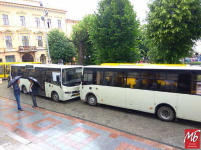 У Чернівцях понад 100 водіїв маршруток пікетують мерію, вимагаючи підняття тарифів - фото