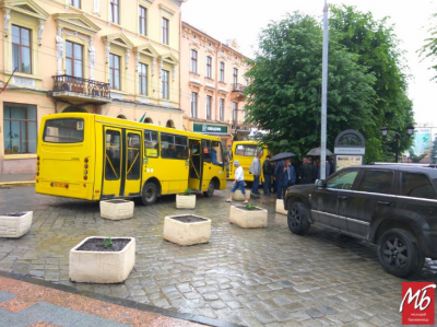 У Чернівцях понад 100 водіїв маршруток пікетують мерію, вимагаючи підняття тарифів - фото