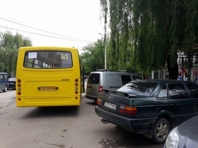 На вулицях Чернівців з’явилися маршрутки: пасажирів у них мало