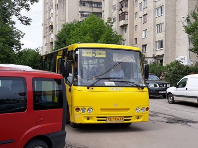 На вулицях Чернівців з’явилися маршрутки: пасажирів у них мало