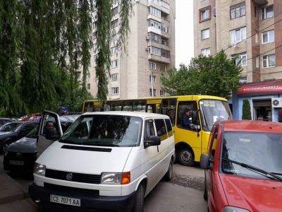 На вулицях Чернівців з’явилися маршрутки: пасажирів у них мало