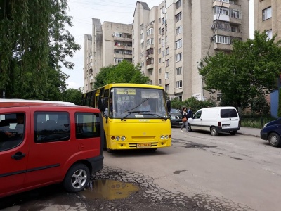 На вулицях Чернівців з’явилися маршрутки: пасажирів у них мало