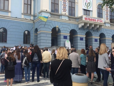 Танці біля мерії: у Чернівцях розпочався день вуличної музики - фото