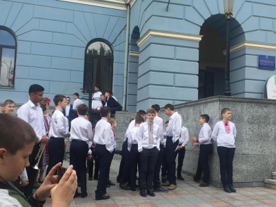 Танці біля мерії: у Чернівцях розпочався день вуличної музики - фото