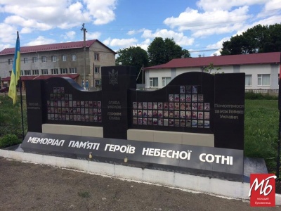 «Один поставив хрест, а інші зняли»: у селі на Буковині  заперечили пошкодження меморіалу Небесній Сотні