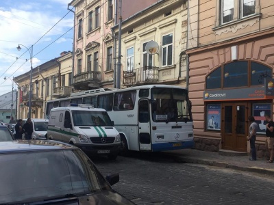 У центрі міста автівка врізалася в інкасаторську машину: рух ускладнено - фото