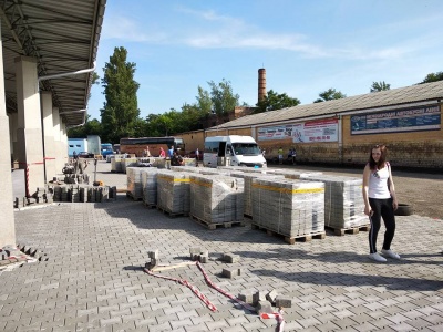 На автовокзалі в Чернівцях стелять нову бруківку - фото