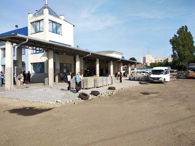 На автовокзалі в Чернівцях стелять нову бруківку - фото