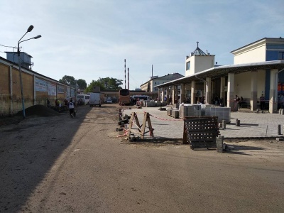 На автовокзалі в Чернівцях стелять нову бруківку - фото