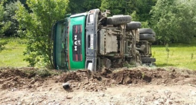 «Подвір’я залило бетоном»: у селі на Буковині перекинувся бетонозмішувач