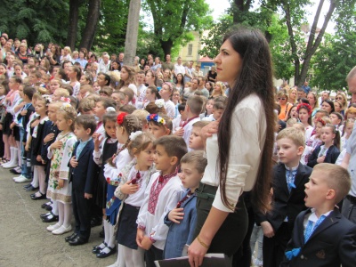 Останній дзвоник у гімназії, де виховують патріотів - фото