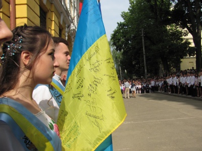 Останній дзвоник у гімназії, де виховують патріотів - фото