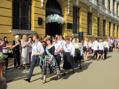 Останній дзвоник у гімназії, де виховують патріотів - фото