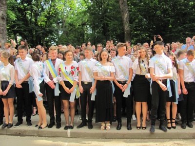 Останній дзвоник у гімназії, де виховують патріотів - фото