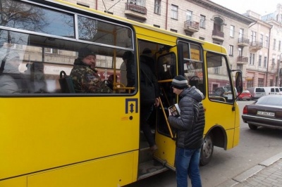 «Не підтримуйте ліквідацію маршруту №11»: у Чернівцях у автобусах збирають підписи
