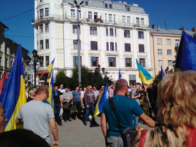 У Чернівцях на колінах попрощалися з бійцем 24-ї бригади Віктором Ферлієвичем (фото)