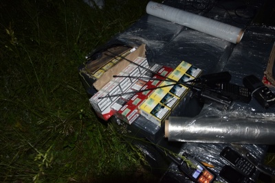 На Буковині прикордонники спіймали дельтаплан, нашпигований сигаретами - фото