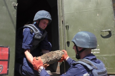 Чернівчанин на Гагаріна викопав снаряд часів Другої світової війни - фото